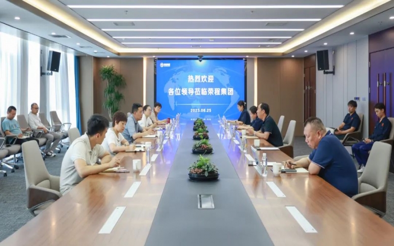 津南區(qū)副區(qū)長(zhǎng)薛彤一行到訪榮程集團(tuán)就企業(yè)生產(chǎn)運(yùn)行、科技攻關(guān)等調(diào)研服務(wù)