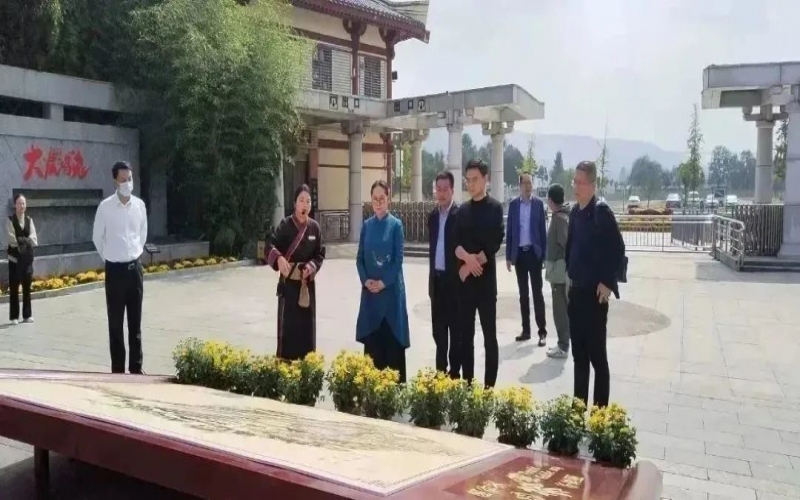 全國(guó)人大代表、中國(guó)民間商會(huì)副會(huì)長(zhǎng)、全聯(lián)女企業(yè)家商會(huì)會(huì)長(zhǎng)、天津榮程祥泰集團(tuán)董事會(huì)主席張榮華到靈寶市考察傳統(tǒng)文化保護(hù)傳承