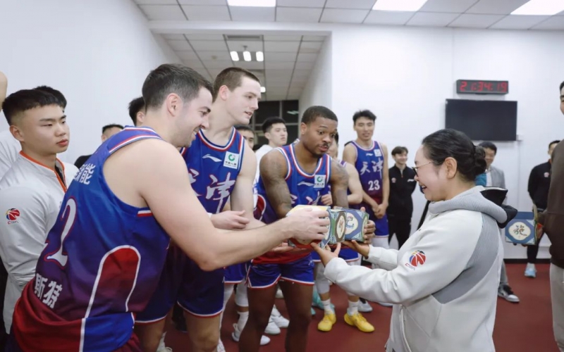 天津先行者兩連勝！張榮華主席給球員送上一份“特殊”禮物