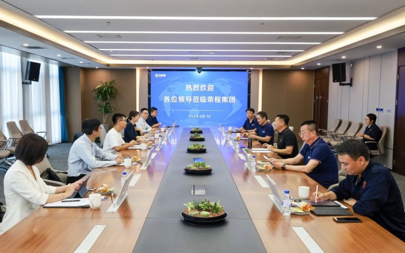 一汽解放新能源事業(yè)部黨委書記、總經(jīng)理裴國權一行到榮程集團座談交流