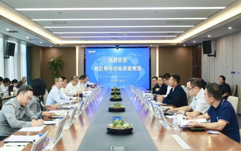 內(nèi)江市威遠(yuǎn)縣委書(shū)記蘭徐、內(nèi)江市經(jīng)濟(jì)合作局黨組書(shū)記王昌雄一行到榮程集團(tuán)考察交流