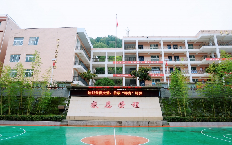 十七年深情伴成長，十五載回訪續(xù)華章 —— 榮程集團(tuán)董事會(huì)主席張榮華一行回訪略陽榮程中學(xué)